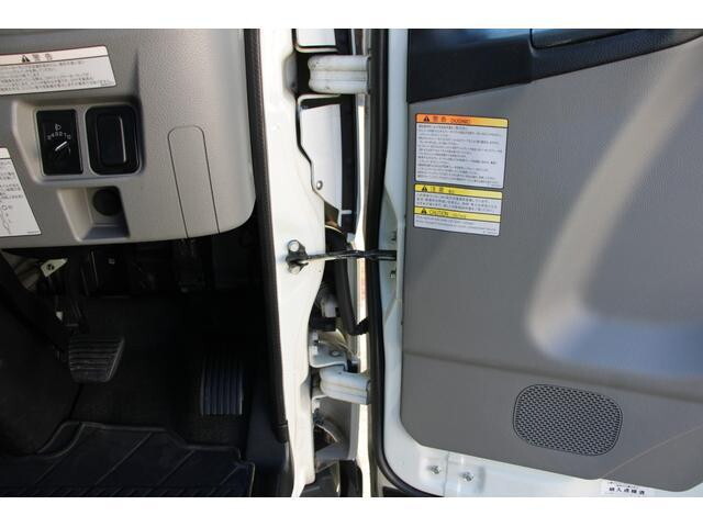 三菱ふそうキャンター平ボディ小型（2t・3t）[写真33]