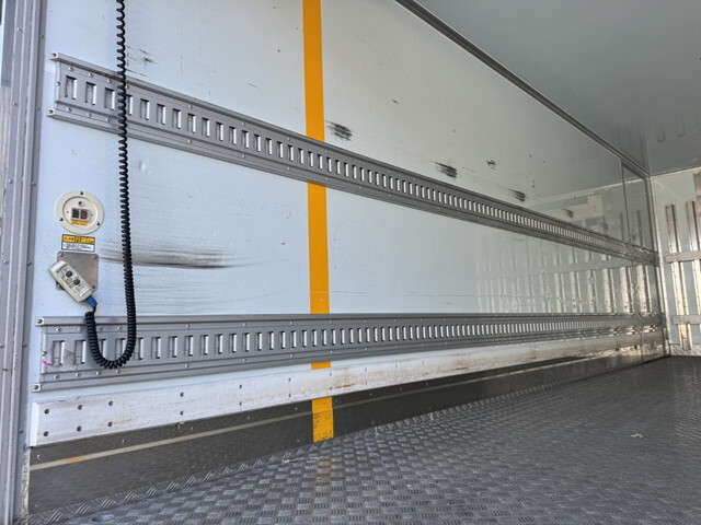 いすゞフォワード冷蔵冷凍ウイング中型（4t）[写真10]