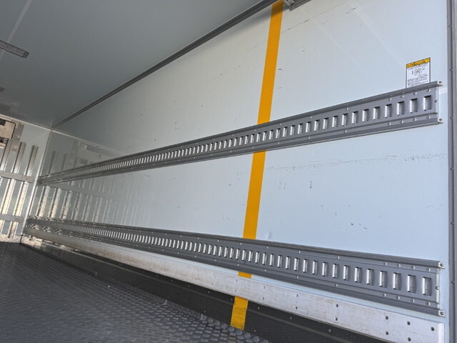 いすゞフォワード冷蔵冷凍ウイング中型（4t）[写真11]