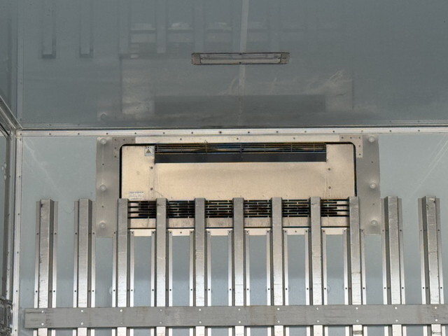 いすゞフォワード冷蔵冷凍ウイング中型（4t）[写真13]