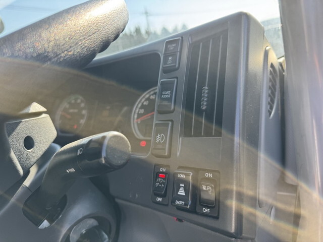 いすゞフォワード冷蔵冷凍ウイング中型（4t）[写真19]