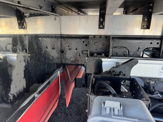 いすゞフォワード冷蔵冷凍ウイング中型（4t）[写真35]