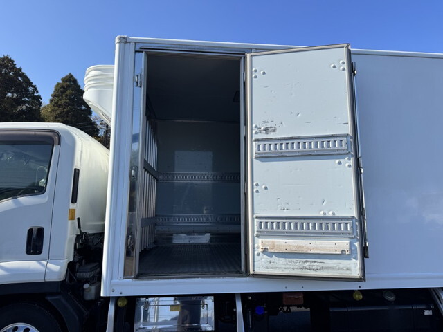 いすゞフォワード冷蔵冷凍ウイング中型（4t）[写真06]