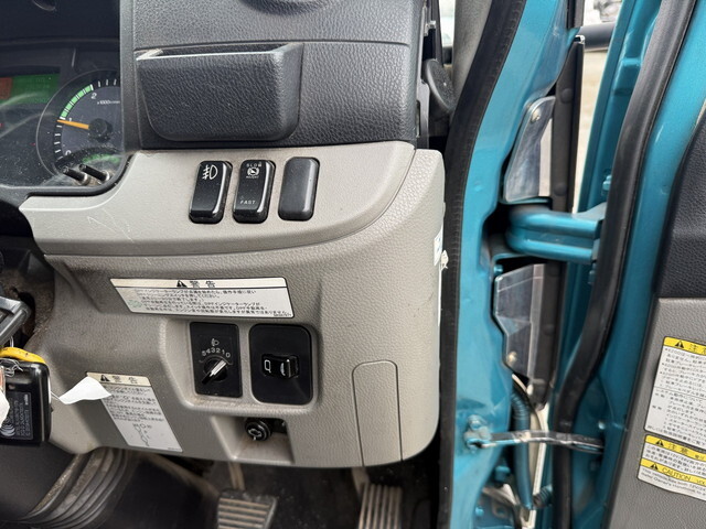 三菱ふそうキャンター平ボディ小型（2t・3t）[写真32]