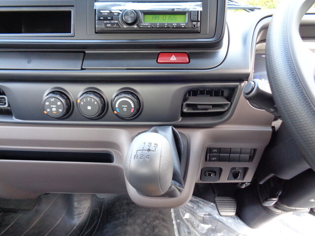 三菱ふそうキャンターコンテナ専用車小型（2t・3t）[写真27]