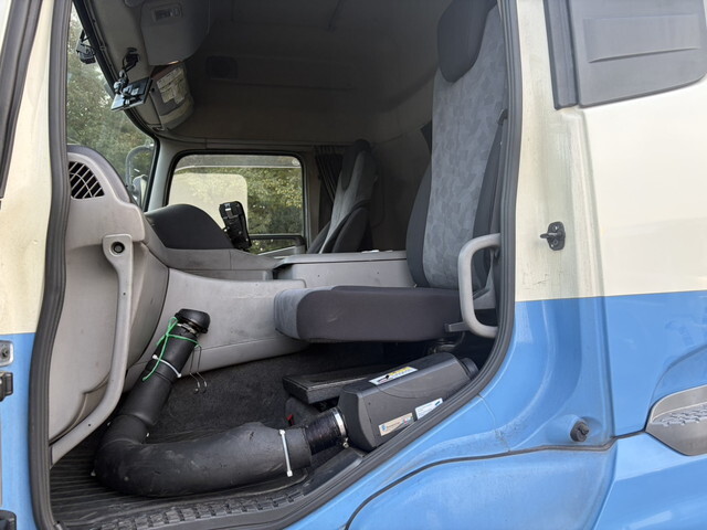 UDトラックスクオントレーラーヘッド（トラクターヘッド）大型（10t）[写真16]