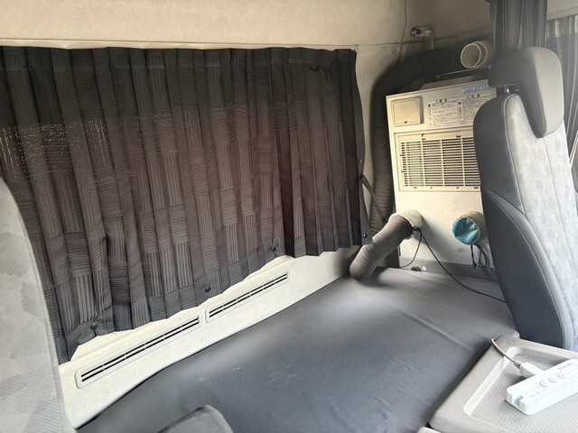 UDトラックスクオントレーラーヘッド（トラクターヘッド）大型（10t）[写真17]