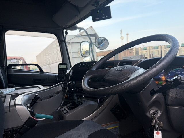 UDトラックスクオントレーラーヘッド（トラクターヘッド）大型（10t）[写真18]