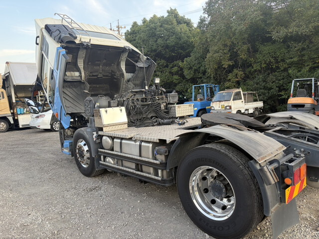 UDトラックスクオントレーラーヘッド（トラクターヘッド）大型（10t）[写真02]