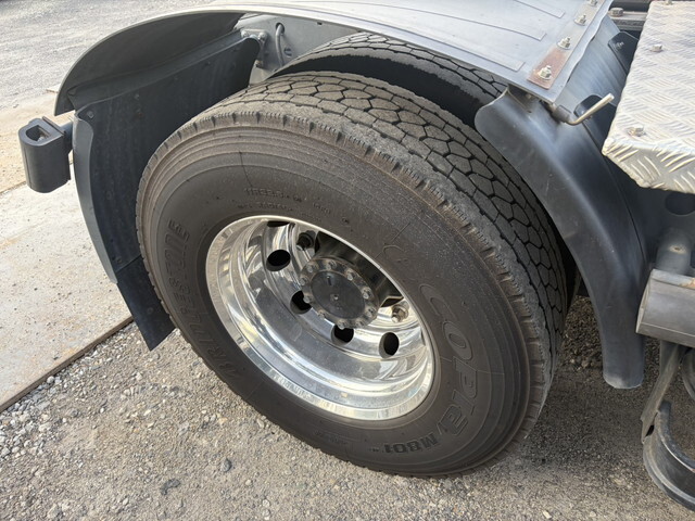 UDトラックスクオントレーラーヘッド（トラクターヘッド）大型（10t）[写真23]