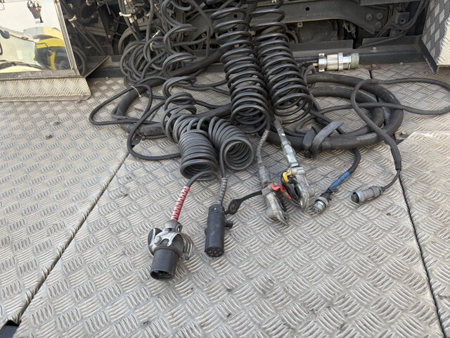 UDトラックスクオントレーラーヘッド（トラクターヘッド）大型（10t）[写真07]