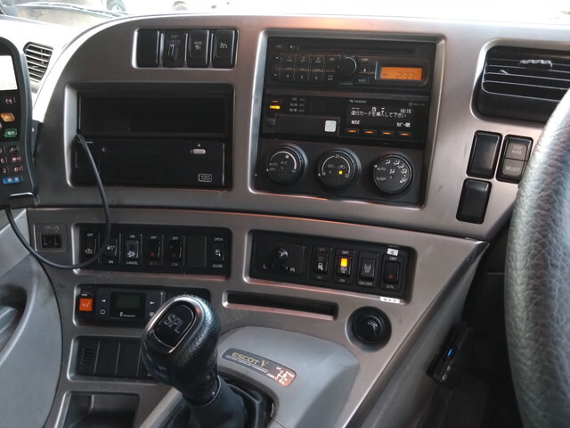 UDトラックスクオントレーラーヘッド（トラクターヘッド）大型（10t）[写真09]