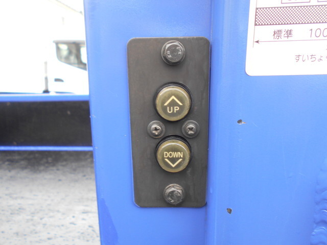 三菱ふそうキャンター平ボディ小型（2t・3t）[写真11]