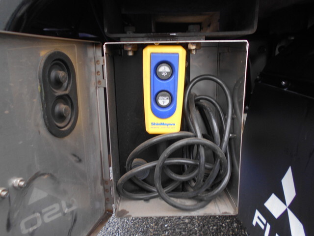 三菱ふそうキャンター平ボディ小型（2t・3t）[写真12]