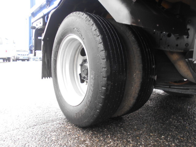 三菱ふそうキャンター平ボディ小型（2t・3t）[写真24]