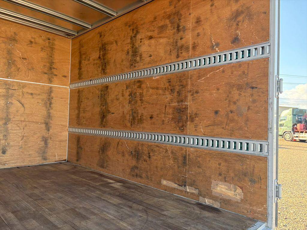 いすゞエルフアルミバン小型（2t・3t）[写真10]