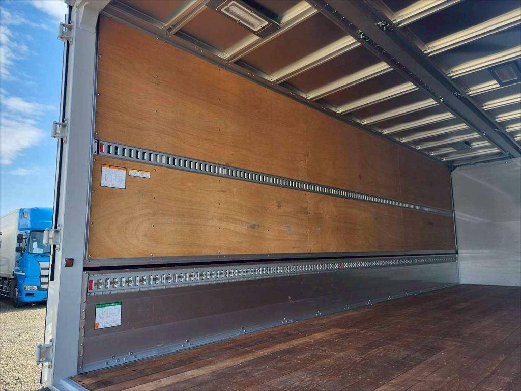 いすゞフォワードアルミウイング増トン（6t・8t）[写真09]