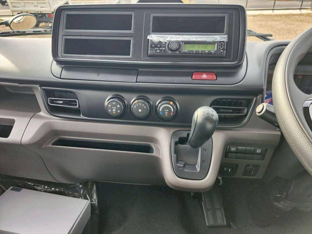 三菱ふそうキャンター平ボディ小型（2t・3t）[写真17]