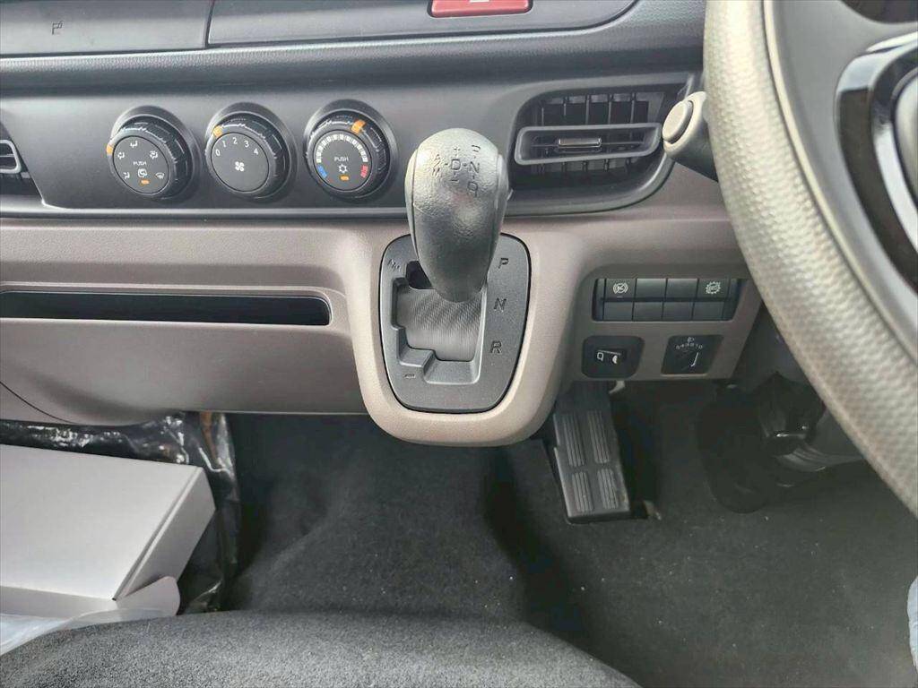 三菱ふそうキャンター平ボディ小型（2t・3t）[写真18]