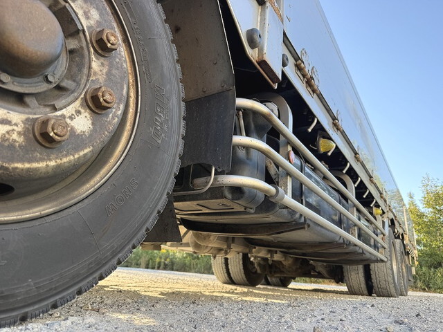 いすゞギガ平ボディ大型（10t）[写真21]