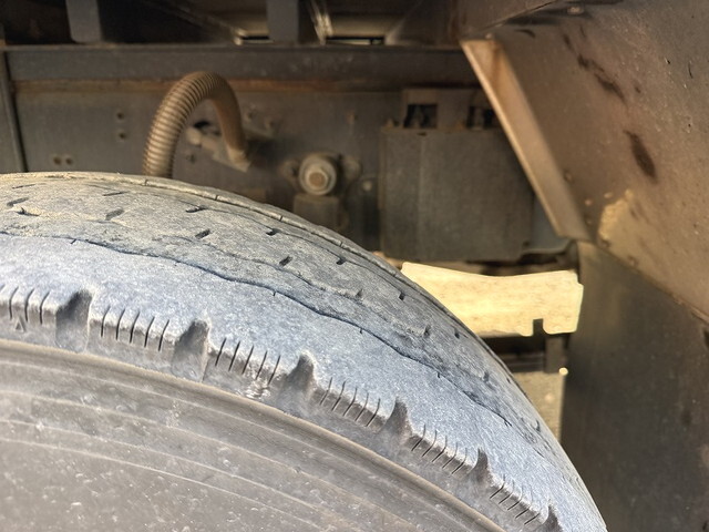 いすゞギガ平ボディ大型（10t）[写真22]