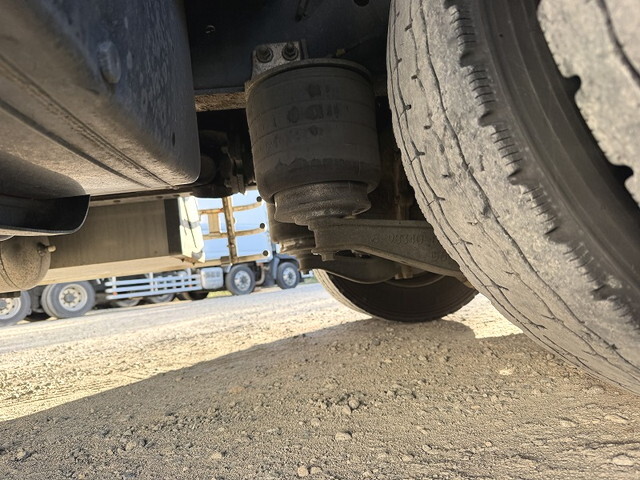 いすゞギガ平ボディ大型（10t）[写真24]