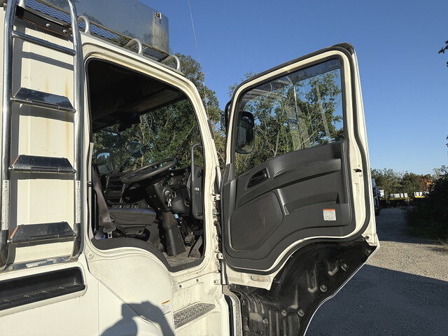 いすゞギガ平ボディ大型（10t）[写真31]