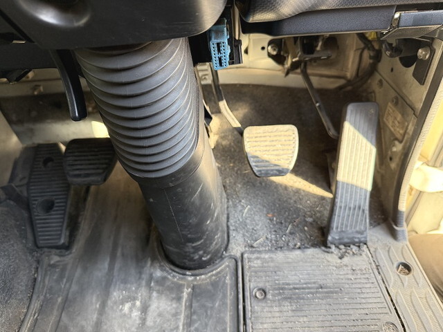 いすゞギガ平ボディ大型（10t）[写真33]