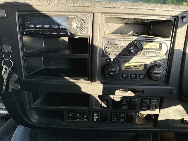 いすゞギガ平ボディ大型（10t）[写真36]