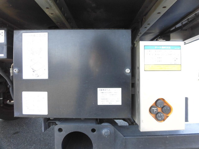 三菱キャンターアルミバン小型（2t・3t）[写真11]