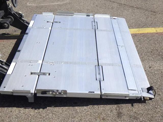 いすゞエルフアルミバン小型（2t・3t）[写真06]