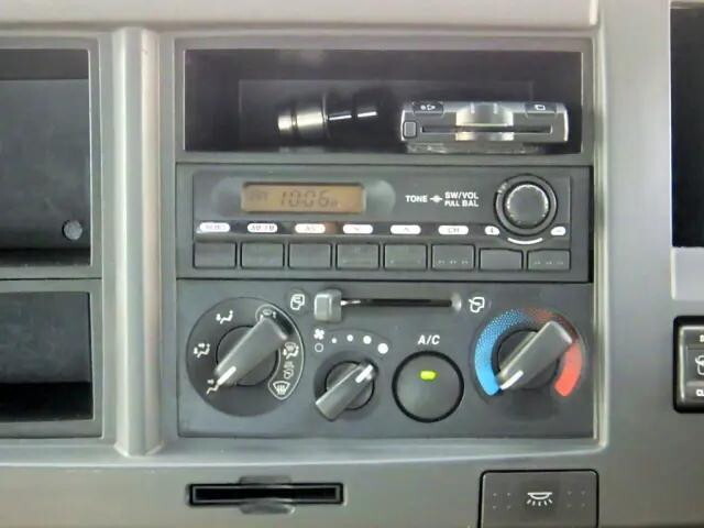 いすゞフォワード平ボディ中型（4t）[写真21]