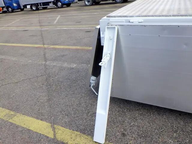 UDトラックスキャンターアルミブロック小型（2t・3t）[写真10]