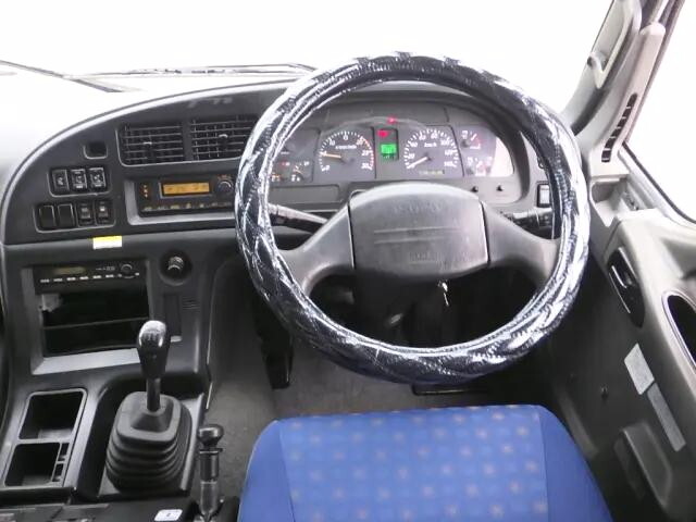 いすゞギガアルミウイング大型（10t）[写真11]