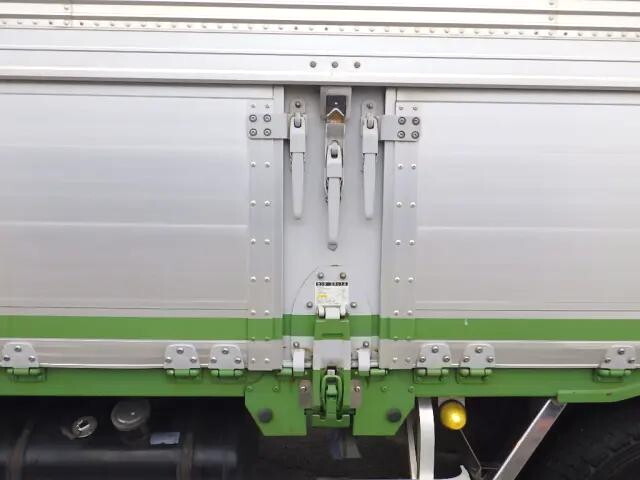 いすゞギガアルミウイング大型（10t）[写真32]