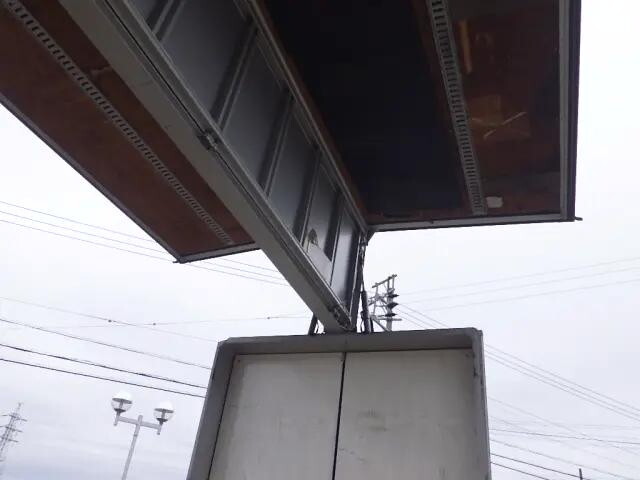 いすゞギガアルミウイング大型（10t）[写真35]