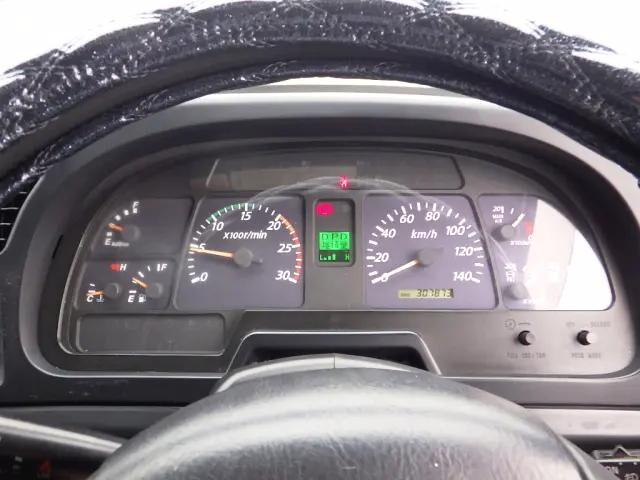 いすゞギガアルミウイング大型（10t）[写真40]