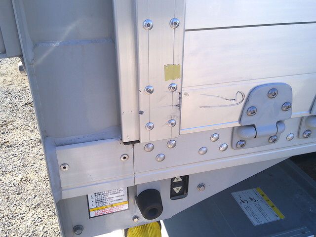 いすゞフォワードアルミウイング中型（4t）[写真24]