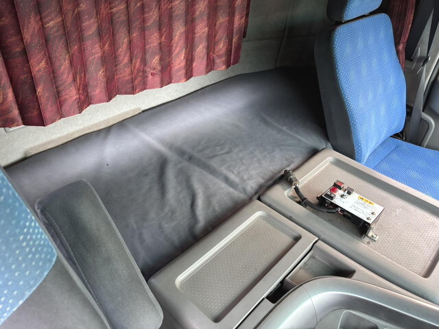 UDトラックスクオントレーラーヘッド（トラクターヘッド）大型（10t）[写真27]