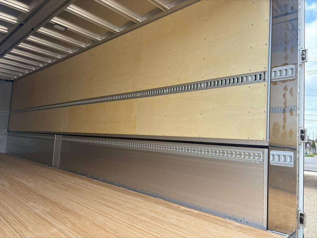 UDトラックスクオンアルミウイング大型（10t）[写真10]