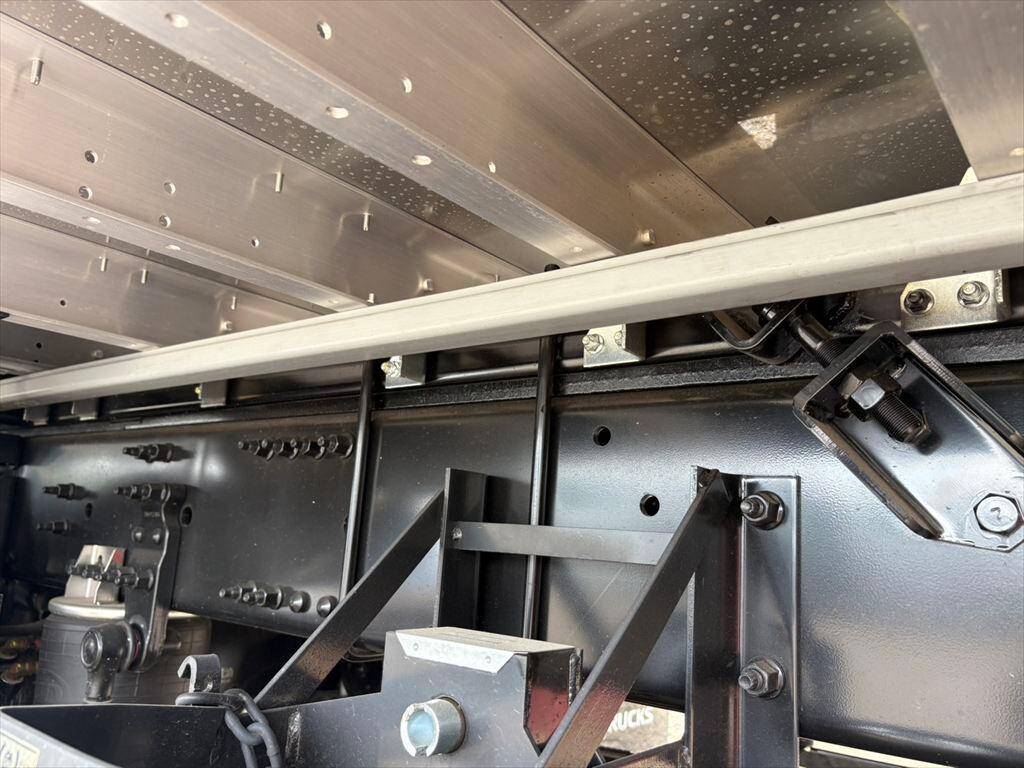 UDトラックスクオンアルミウイング大型（10t）[写真15]