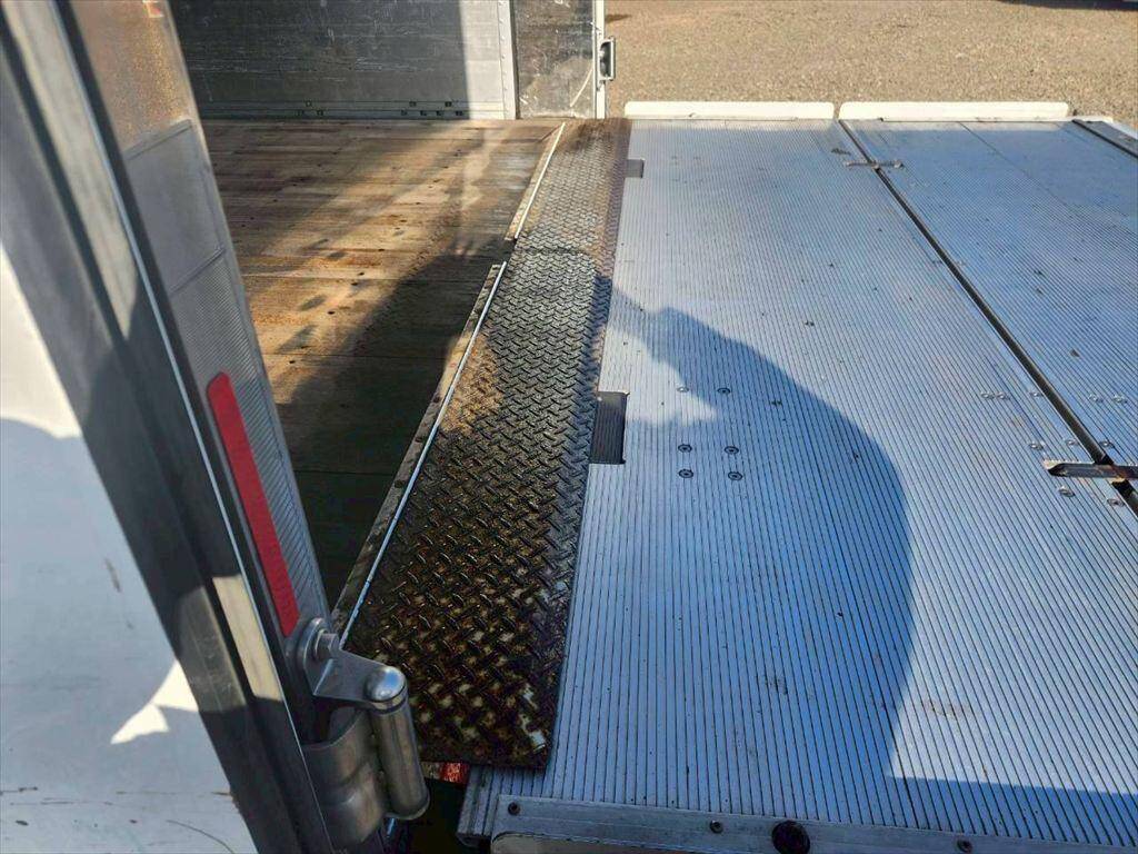 いすゞギガアルミウイング大型（10t）[写真12]