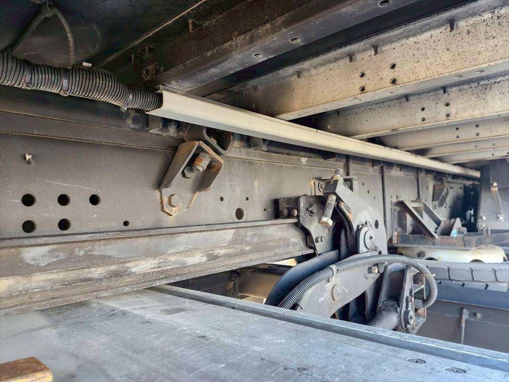 いすゞギガアルミウイング大型（10t）[写真13]