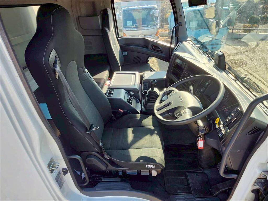 いすゞギガアルミウイング大型（10t）[写真20]