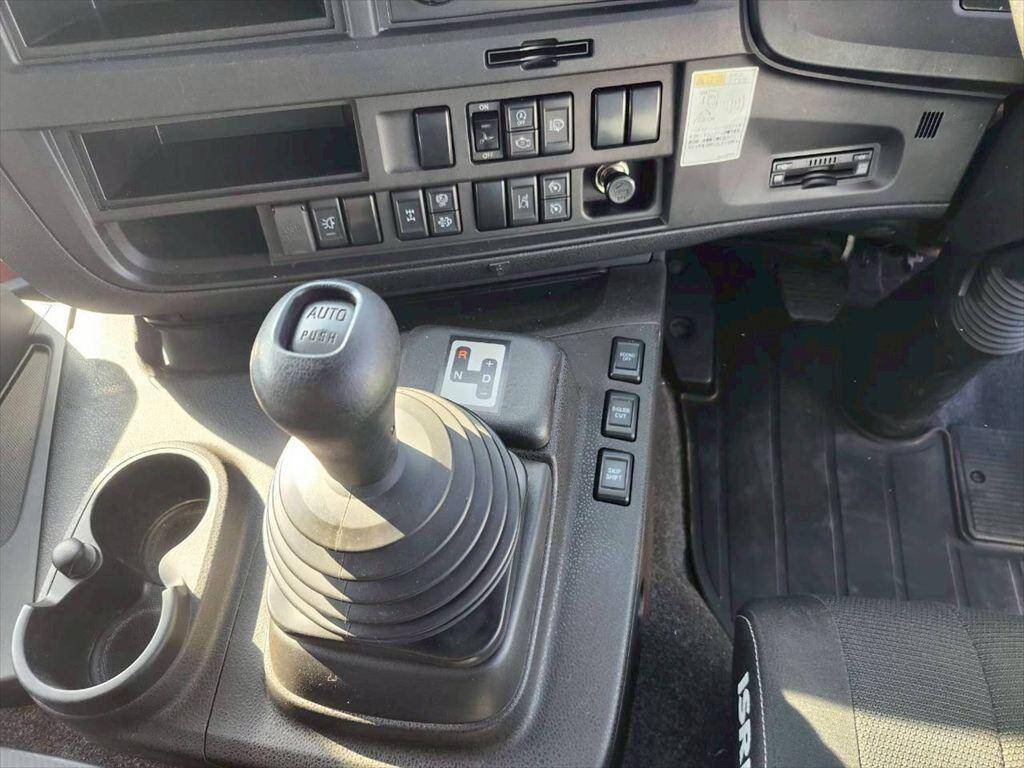 いすゞギガアルミウイング大型（10t）[写真22]