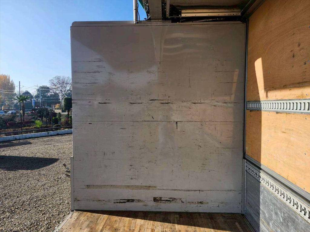 いすゞギガアルミウイング大型（10t）[写真07]