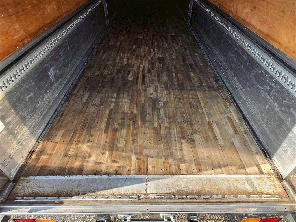 いすゞギガアルミウイング大型（10t）[写真08]