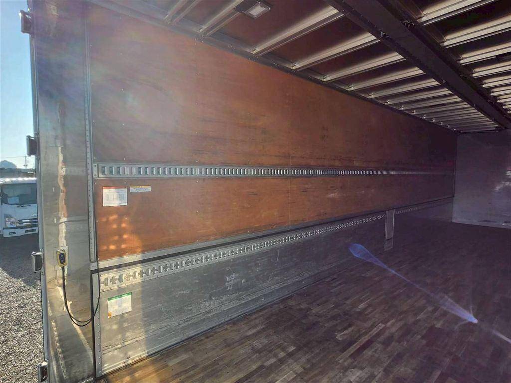 いすゞギガアルミウイング大型（10t）[写真09]