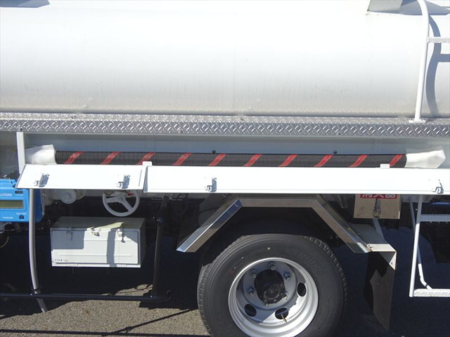 三菱ふそうキャンタータンク車（タンクローリー）小型（2t・3t）[写真05]