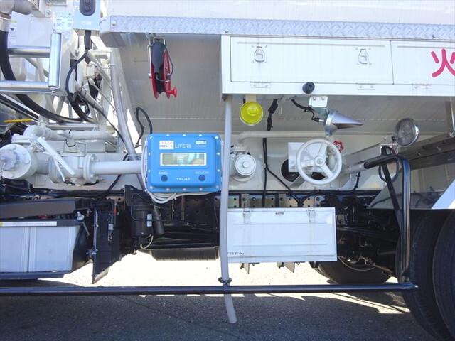 三菱ふそうキャンタータンク車（タンクローリー）小型（2t・3t）[写真06]